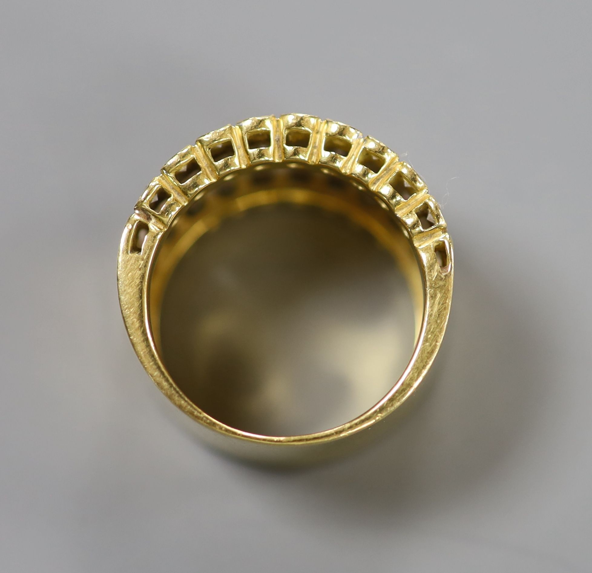 A modern pierced 750 yellow metal and diamond chip set dress ring, size M/N